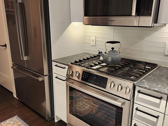 4th image of 70 N St SE Unit 712