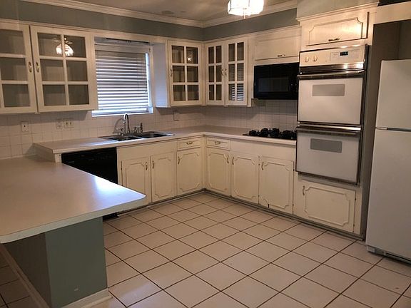 2nd image of 3005 Royal Dr