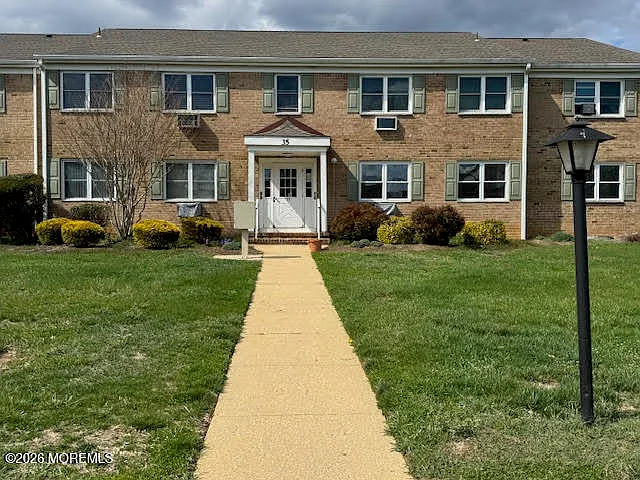 35 Manchester Ct #D — Photo 3