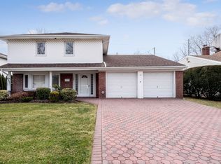 147 South Dr, New Hyde Park, NY 11040