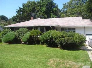 960 Thompson Dr, Bay Shore, NY 11706