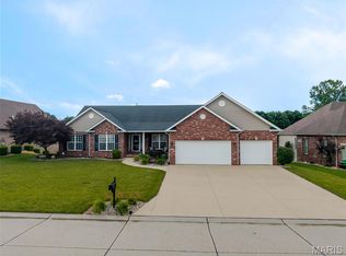 136 Stonebridge Crossing Dr, Maryville, IL 62062