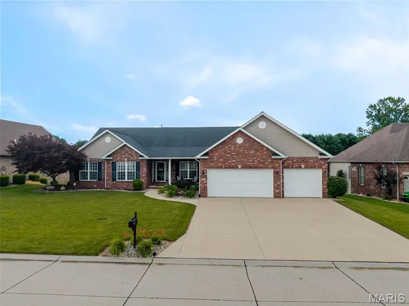 136 Stonebridge Crossing Dr, Maryville, IL 62062