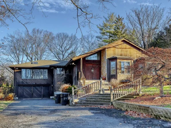 22 Oakwood Dr, Woodcliff Lake, NJ 07677