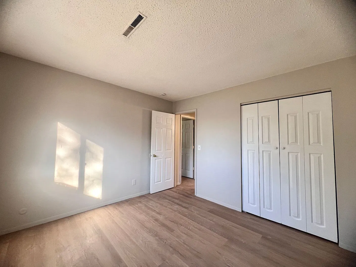 ET2134 E Locust St — Photo 3