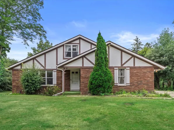 14622 West Woodland DRIVE, New Berlin, WI 53151