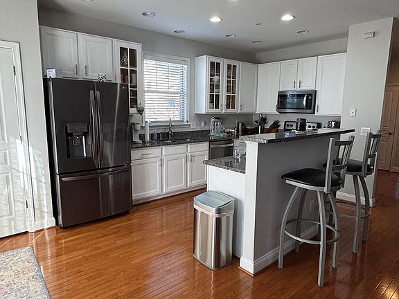 4th image of 826 Freeland Ct