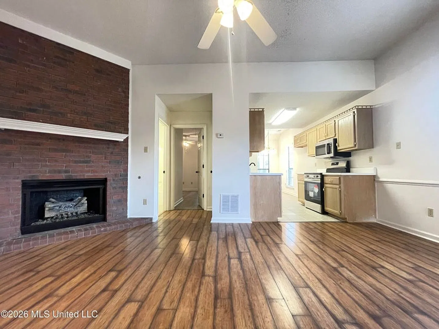 Townhouse close to everything!! new appliances — Photo 2