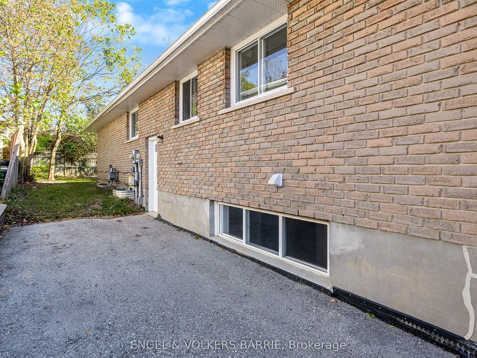 3 bed, $1,900 — Photo 2