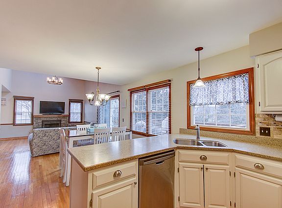 3rd image of 187 Mistwood Ln