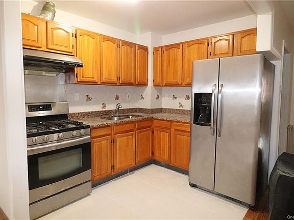 4th image of 2057 Chatterton Ave
