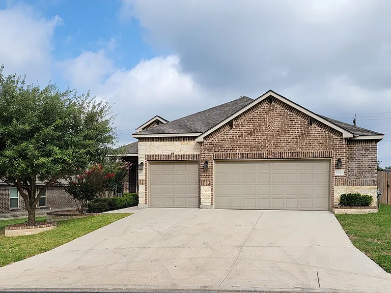 8915 Monument Parke — Photo 1