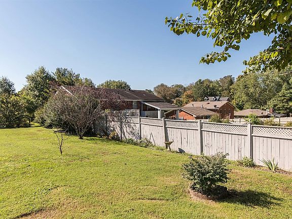 5th image of 601 Brookmede Dr
