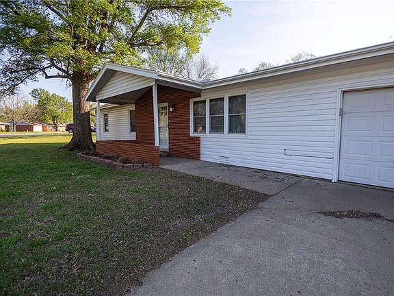 2nd image of 2411 Grand Ln