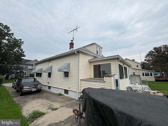 5th image of 8025 Edgewater Ave