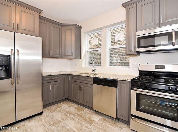 4th image of 6428 N Claremont Ave #1