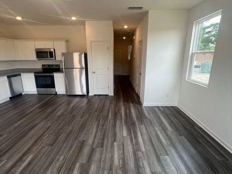 2099 Emerson Dr — Photo 2