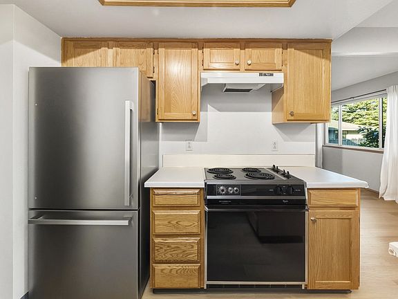 5th image of 12516 SE Stark St APT C