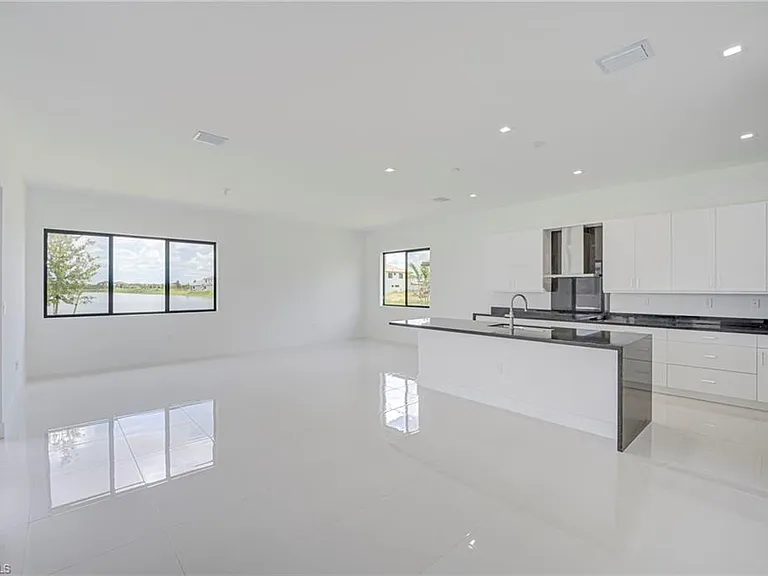 4775 Quercia Dr — Photo 10