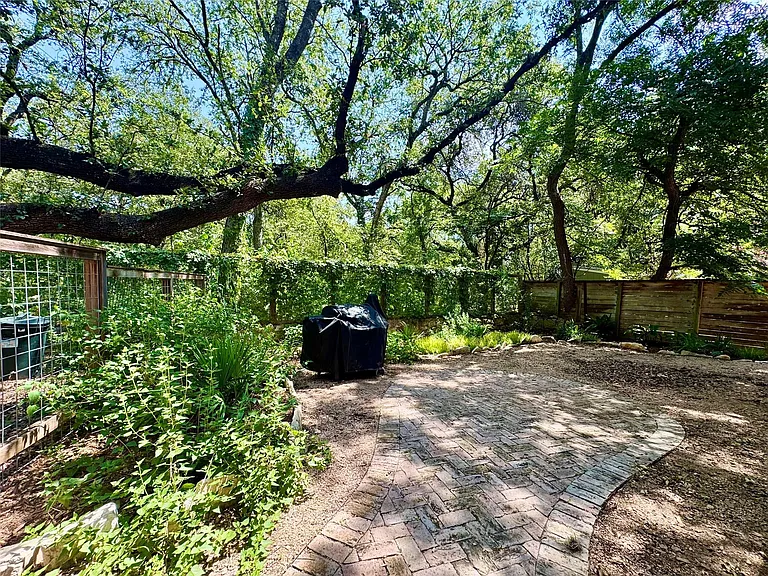 702 W Gibson St — Photo 37