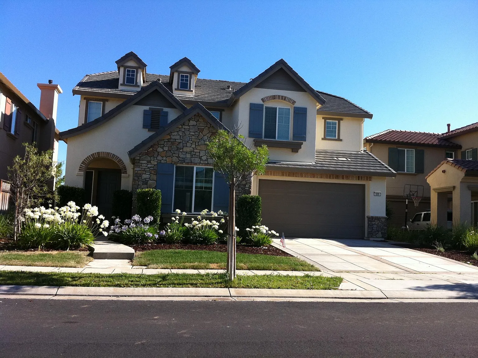 555 W Cancion Ct — Photo 2