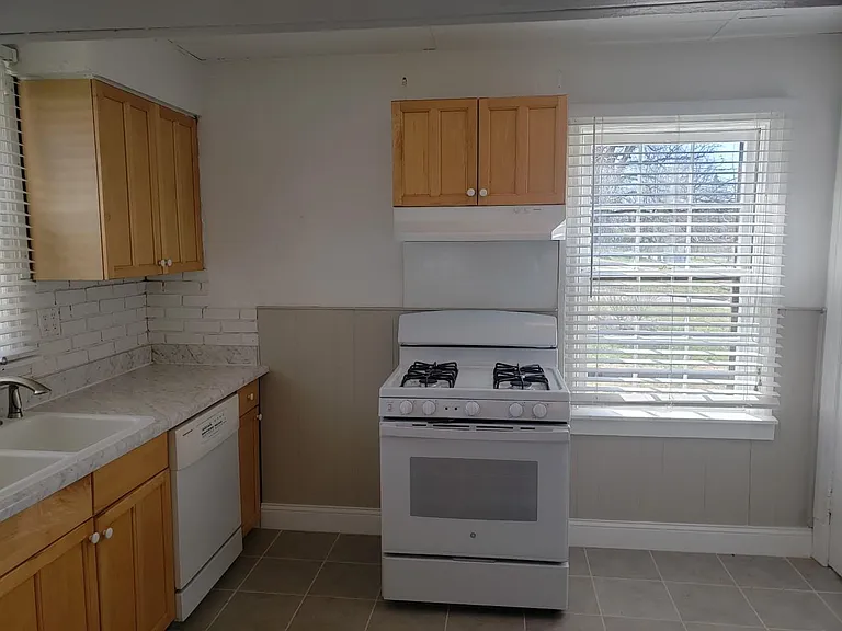 556 S Clay Ave — Photo 5