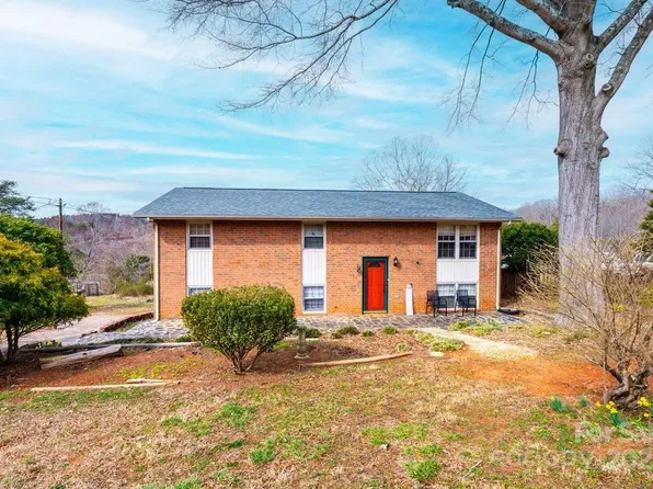 1285 Riverview Dr, Hickory, NC 28602