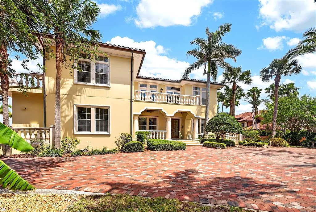 4 bed, 6.0 bath, 4862 sqft, $28,000 — Photo 3