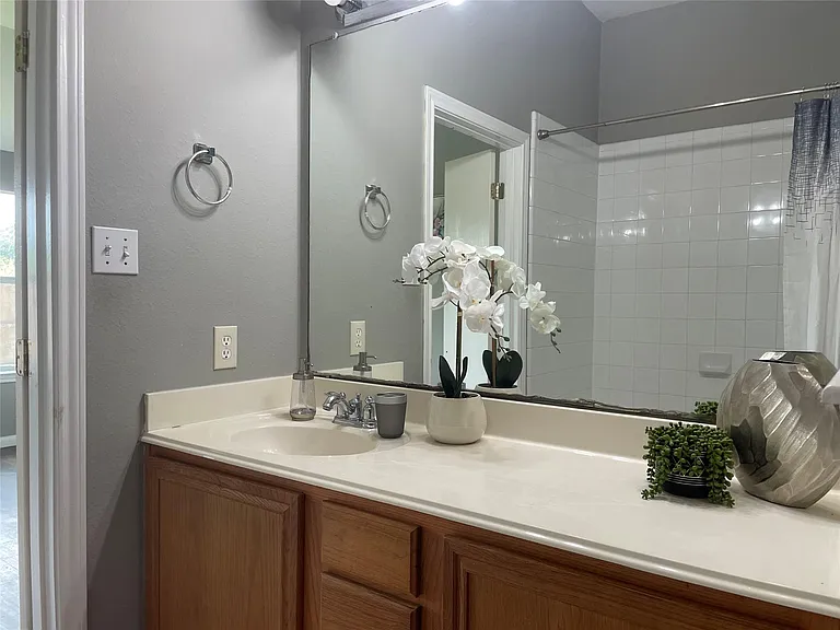 811 Forest Hillside Ln — Photo 18