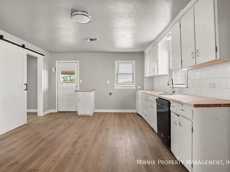 1302 Avenue E #1 — Photo 17