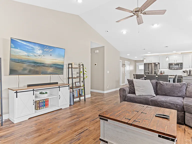 898 Brentwood Cir — Photo 10