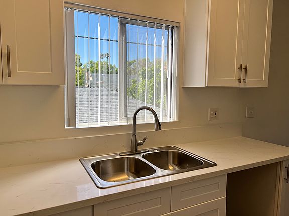 5th image of 1031 Elm Ave #10