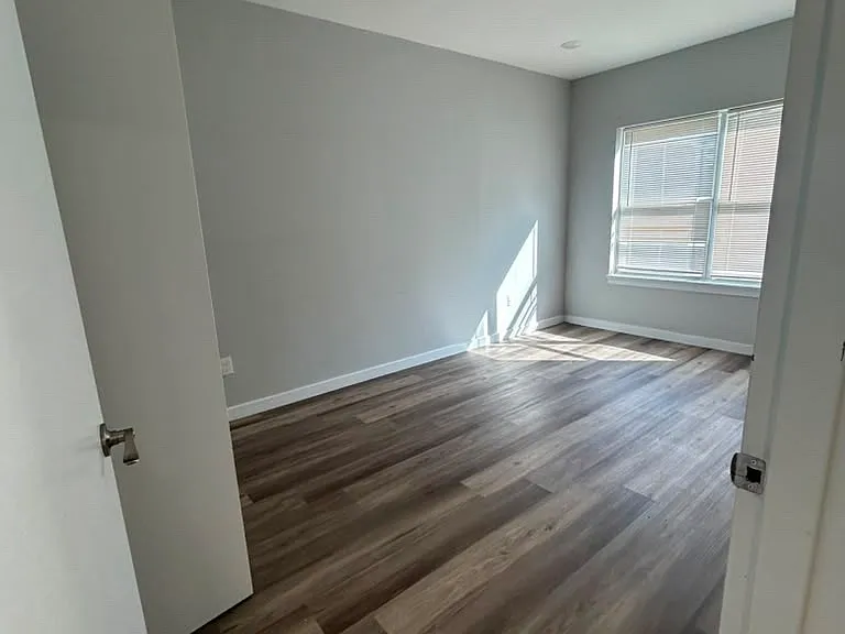215 Spring St — Photo 3