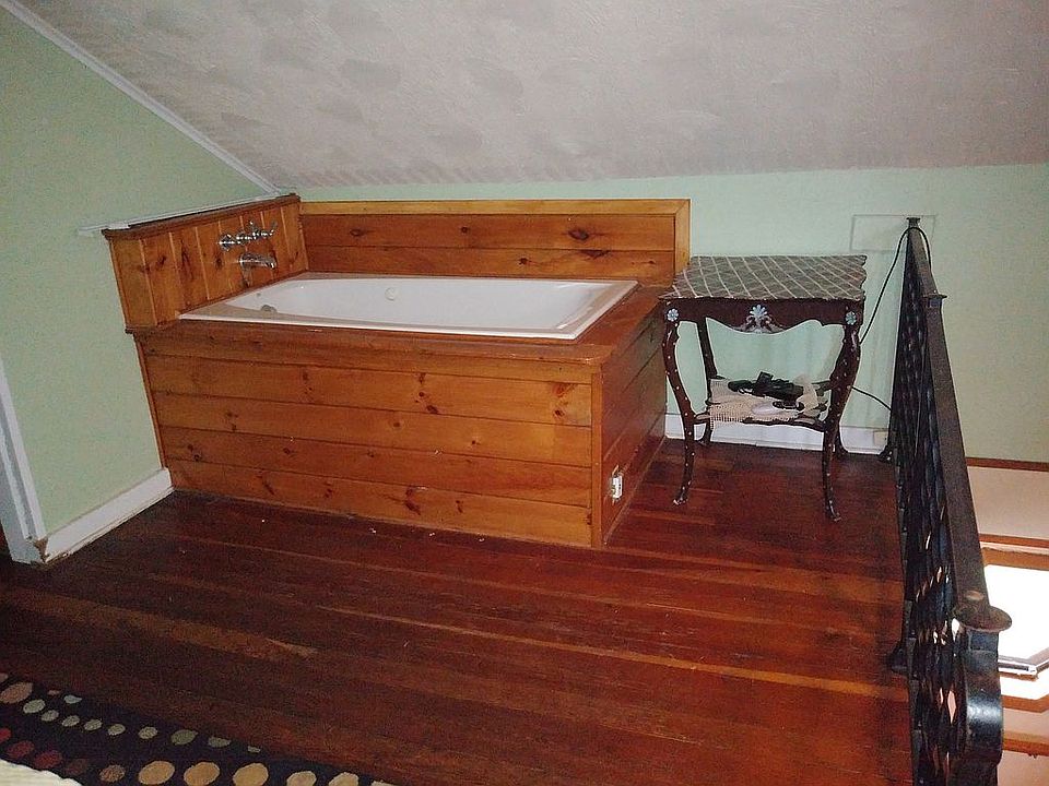 Jet tub in upstairs bedroom 