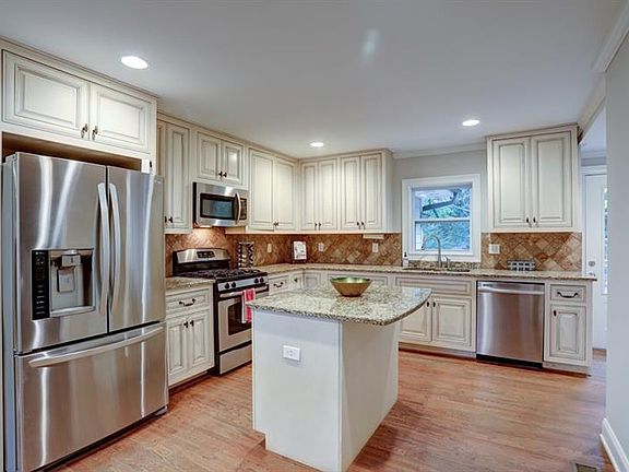 2nd image of 1295 Cliffwood Dr SE