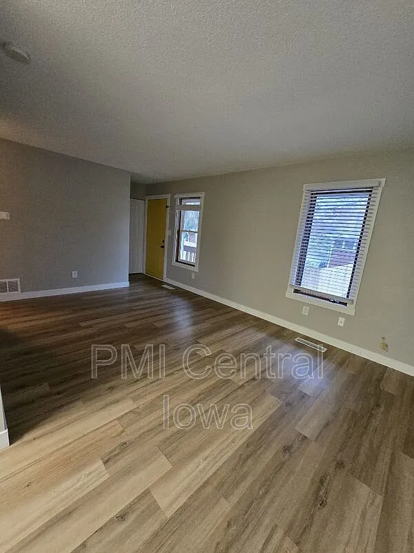 2 bed, 1.0 bath, 774 sqft, $1,120 — Photo 3