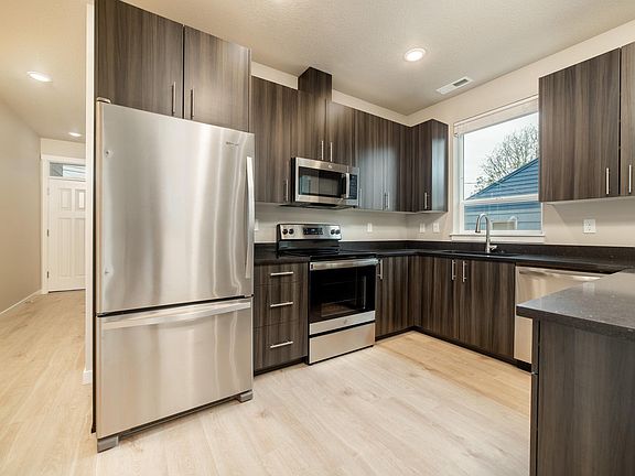 5th image of 8217 SE Gray St #8217