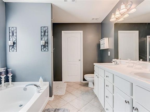 5th image of 136 Creekwood Trl