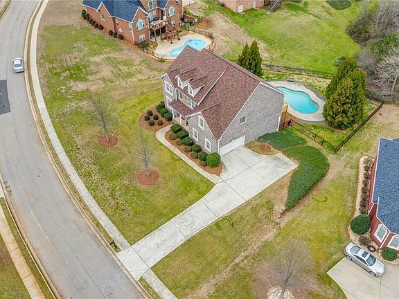5th image of 209 Fannin Ln