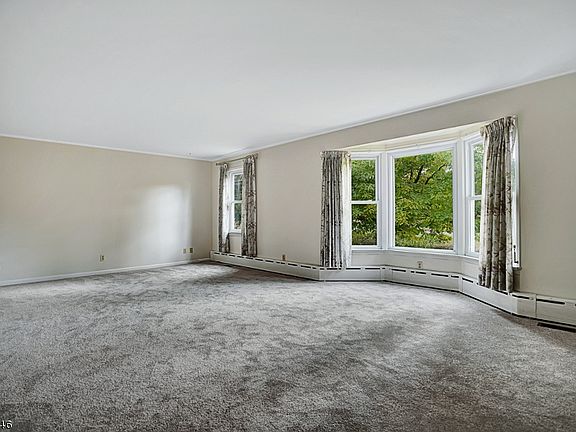 4th image of 26 Blossom Dr