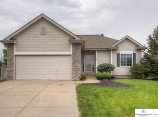 16804 Colony Cir, Omaha, NE 68136