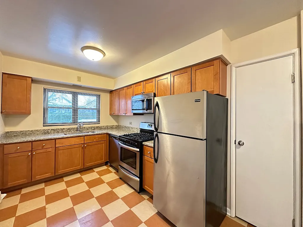 Building Photo - 1644 W Sherwin Ave #C3