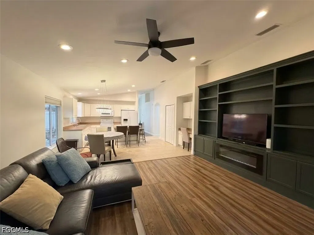 3 bed, 2.0 bath, 1998 sqft, $1,800 — Photo 2