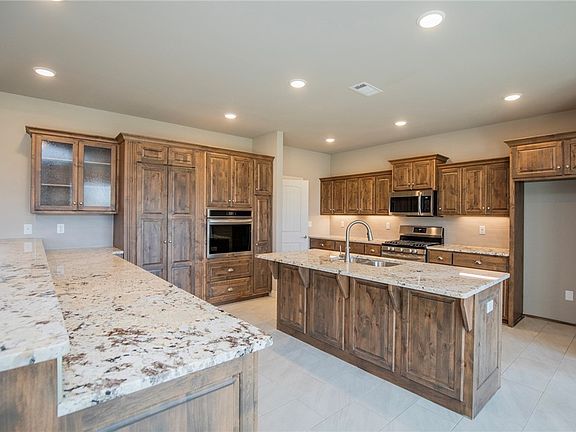3rd image of 204 Doral Dr