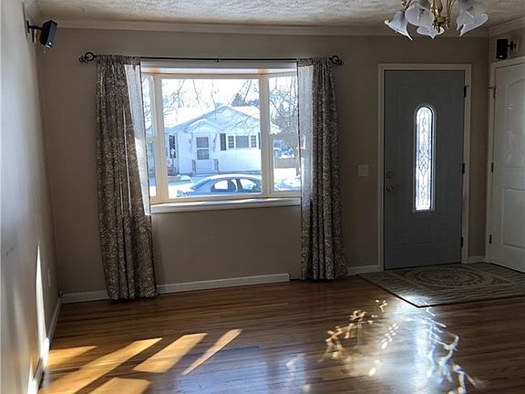 4th image of 4 Sheridan Dr