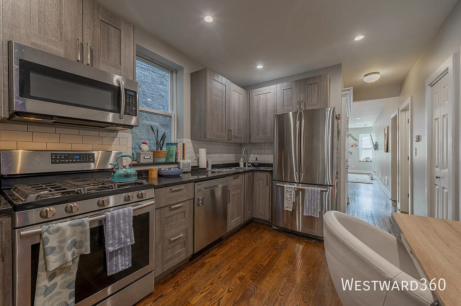 Spacious 2BR/1.5BA in Wicker Park Modern Upgrades & Prime Location! — Photo 4
