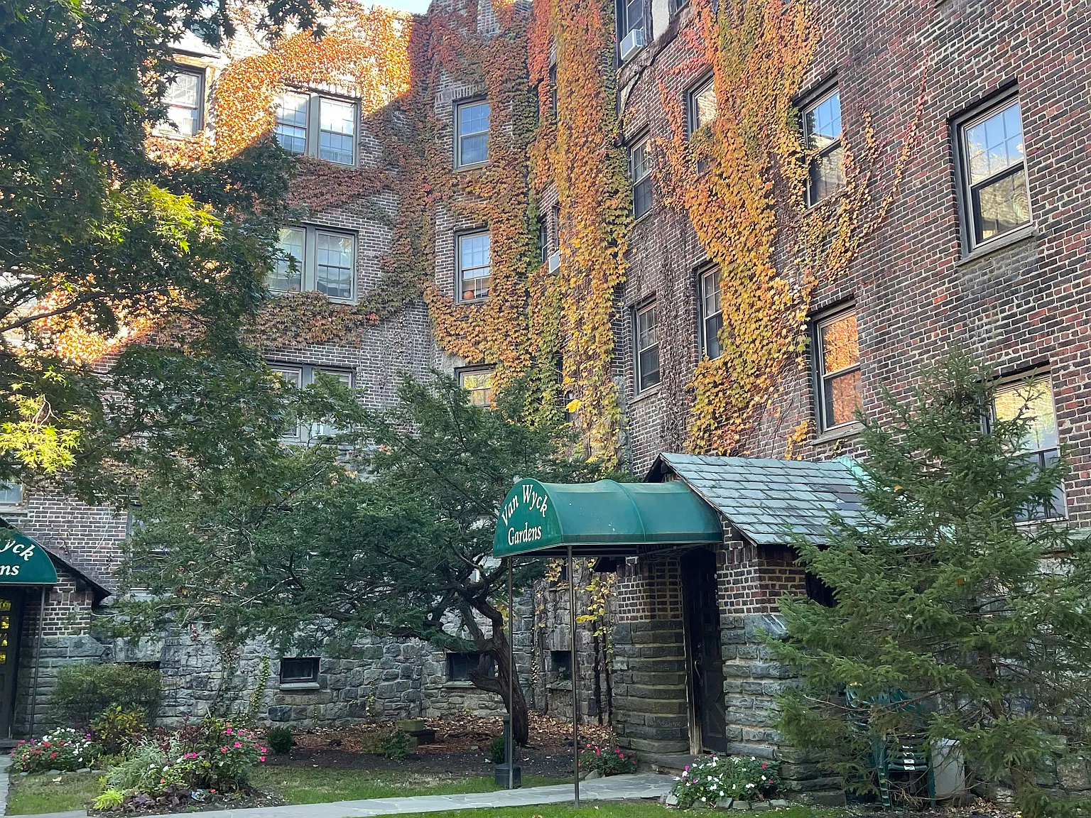 Van Wyck Gardens — Photo 2