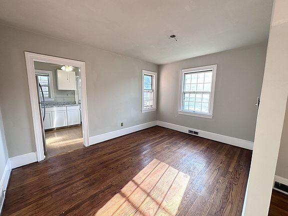 5th image of 113 Halifax St