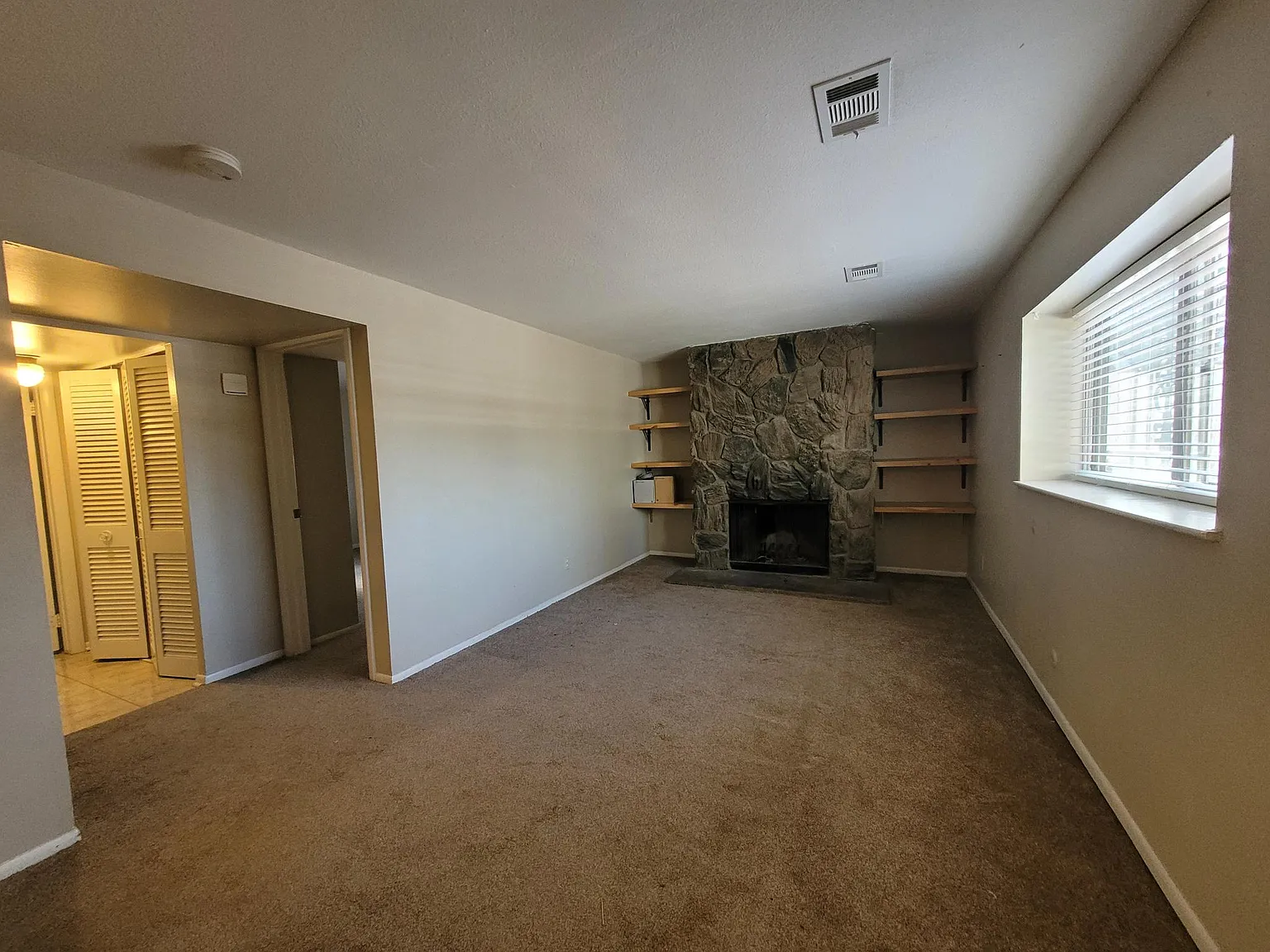 4 bed, 2672 sqft, $3,995 — Photo 4