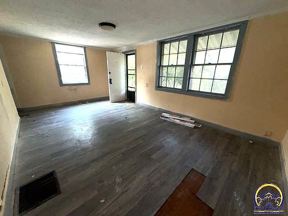 4th image of 2812 SE Madison St